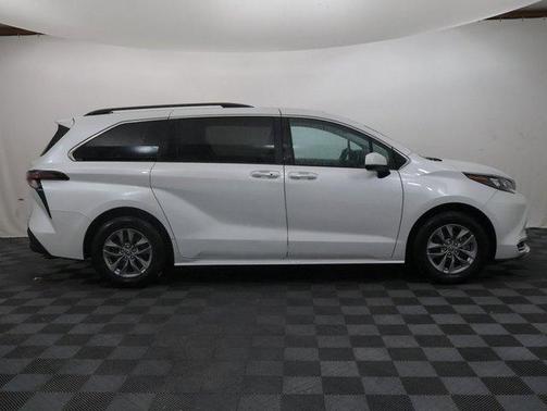 2024 Toyota Sienna XLE