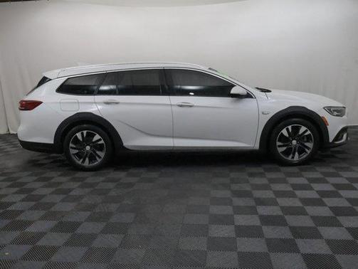 2018 Buick Regal TourX Essence