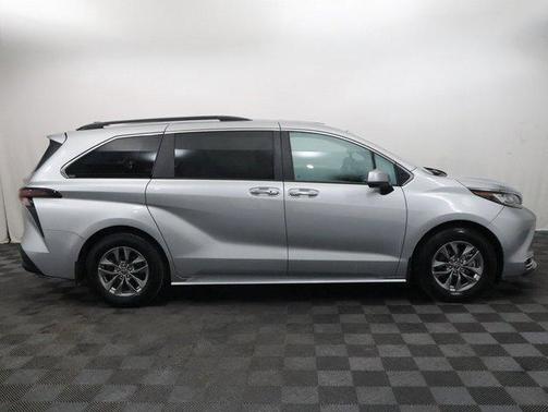 2023 Toyota Sienna XLE