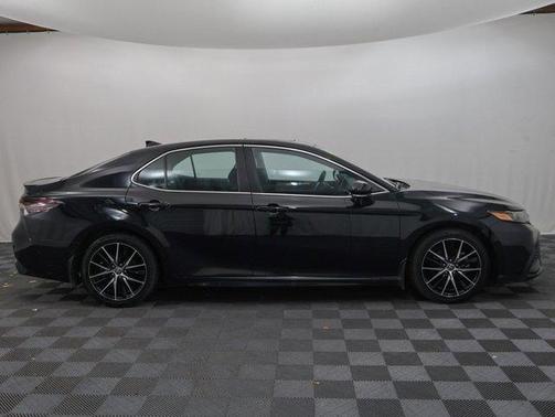 2022 Toyota Camry Hybrid SE