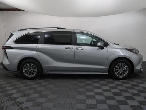 2024 Toyota Sienna XLE