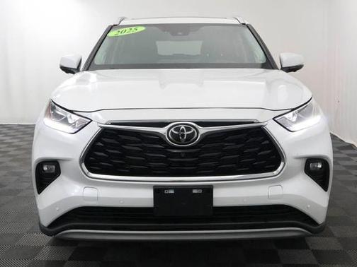 White 2025 Toyota Highlander Hybrid Platinum