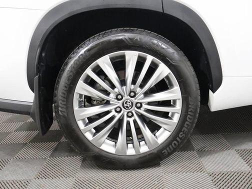 White 2025 Toyota Highlander Hybrid Platinum