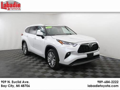 White 2025 Toyota Highlander Hybrid Platinum