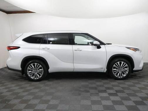 White 2025 Toyota Highlander Hybrid Platinum