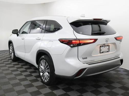 White 2025 Toyota Highlander Hybrid Platinum