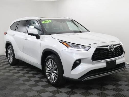 White 2025 Toyota Highlander Hybrid Platinum
