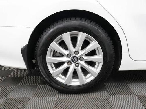 Super White 2018 Toyota Camry LE
