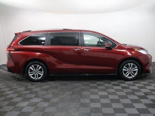2022 Toyota Sienna LE