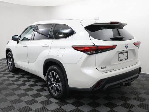 Blizzard Pearl 2020 Toyota Highlander Hybrid XLE