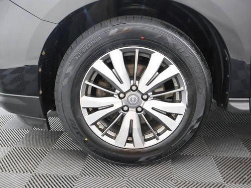 Magnetic Black 2018 Nissan Pathfinder SL