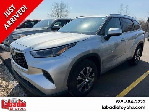 Gray 2022 Toyota Highlander XLE