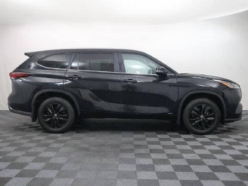 Midnight Black Metallic 2025 Toyota Highlander Hybrid XLE