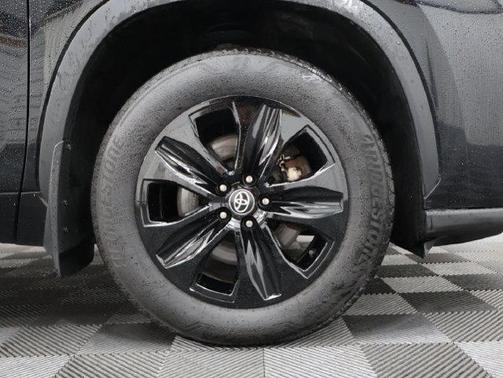 Midnight Black Metallic 2025 Toyota Highlander Hybrid XLE