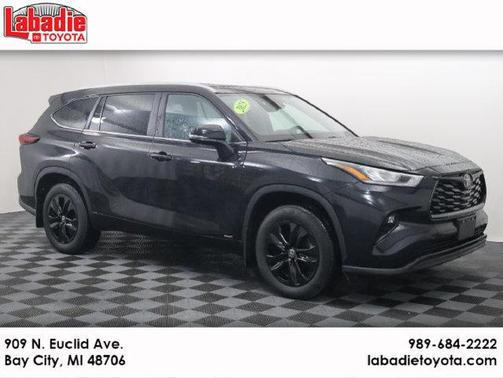 Midnight Black Metallic 2025 Toyota Highlander Hybrid XLE