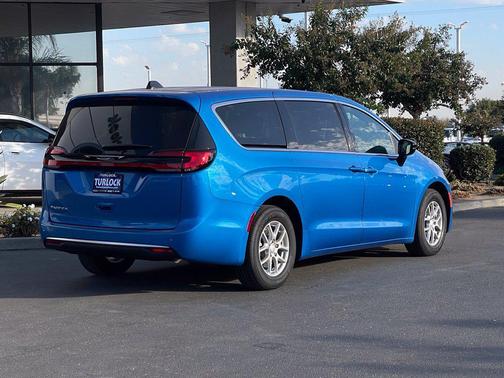 Hydro Blue Pearlcoat 2027 Chrysler Pacifica L