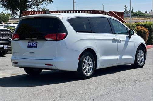 2023 Chrysler Voyager LX