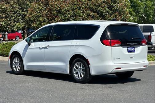 2023 Chrysler Voyager LX