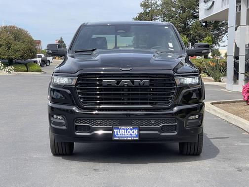 Diamond Black Crystal Pearlcoat 2026 RAM 1500 Laramie