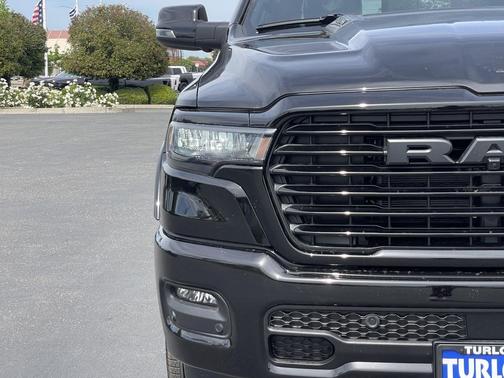 Diamond Black Crystal Pearlcoat 2026 RAM 1500 Laramie