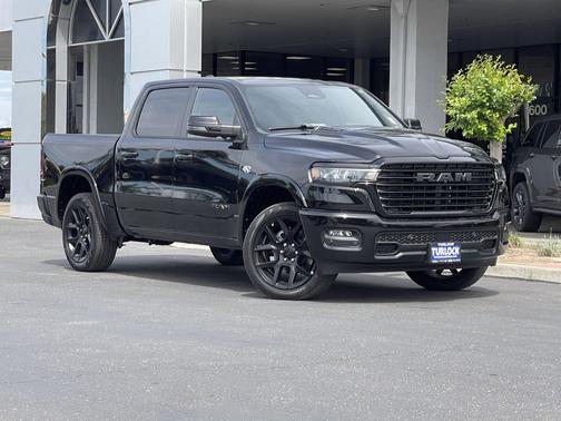 Diamond Black Crystal Pearlcoat 2026 RAM 1500 Laramie