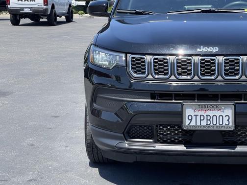 Diamond Black Crystal Pearlcoat 2025 Jeep Compass Sport