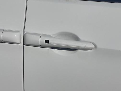 Bright White Clearcoat 2026 Chrysler Pacifica L