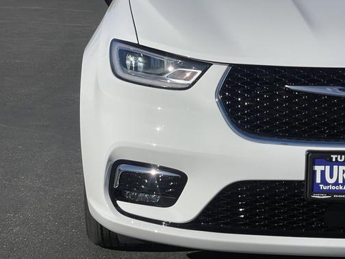 Bright White Clearcoat 2026 Chrysler Pacifica L