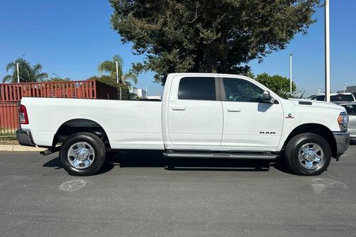 Bright White Clearcoat 2022 RAM 2500 Big Horn Crew Cab 4x4 8' Box