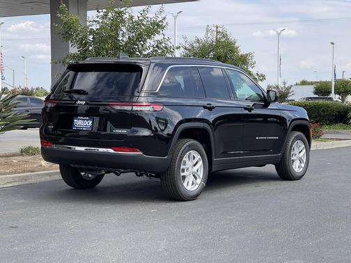 Diamond Black Crystal Pearlcoat 2026 Jeep Grand Cherokee Laredo