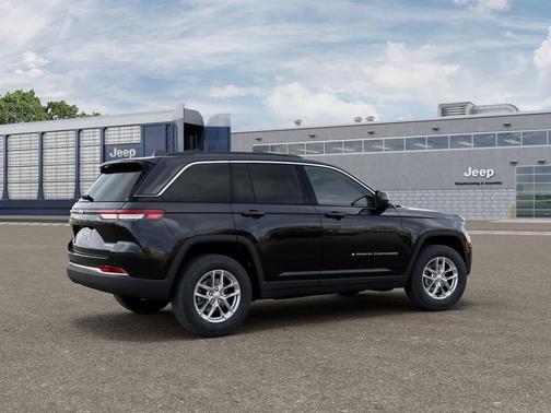Diamond Black Crystal Pearlcoat 2026 Jeep Grand Cherokee Laredo