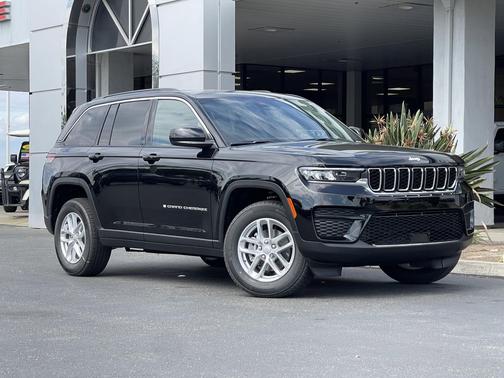 Diamond Black Crystal Pearlcoat 2026 Jeep Grand Cherokee Laredo