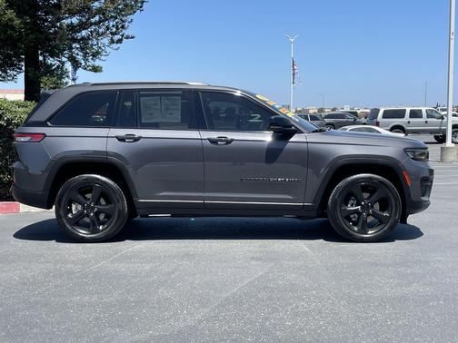 Baltic Gray Metallic Clearcoat 2023 Jeep Grand Cherokee Altitude