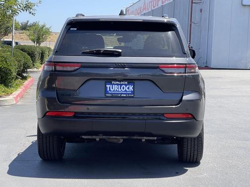 Baltic Gray Metallic Clearcoat 2023 Jeep Grand Cherokee Altitude