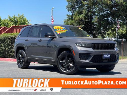 Baltic Gray Metallic Clearcoat 2023 Jeep Grand Cherokee Altitude