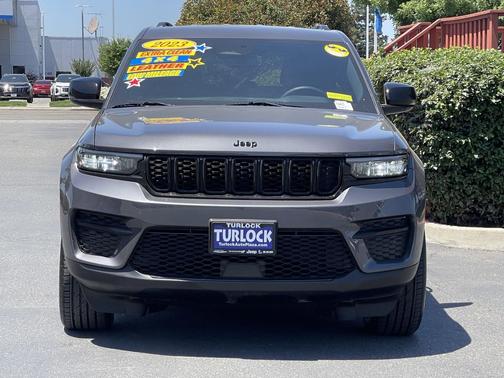 Baltic Gray Metallic Clearcoat 2023 Jeep Grand Cherokee Altitude