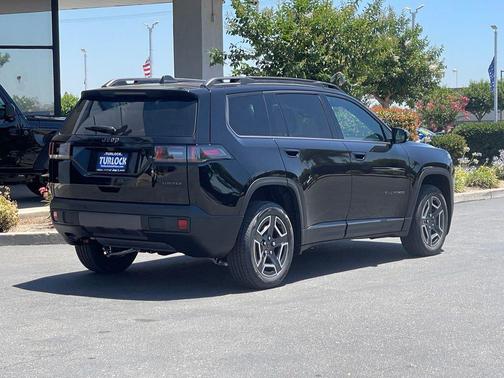 Diamond Black Crystal Pearlcoat 2026 Jeep Cherokee Limited