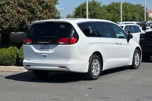 2023 Chrysler Voyager LX