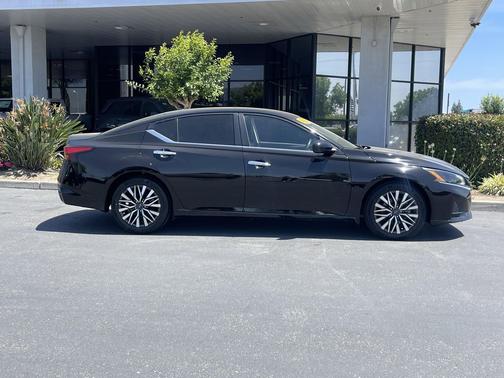 Super Black 2023 Nissan Altima 2.5 SV