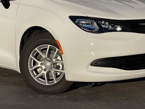 2026 Chrysler Voyager LX