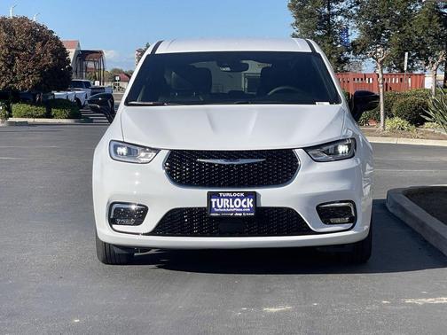 Bright White Clearcoat 2026 Chrysler Pacifica L