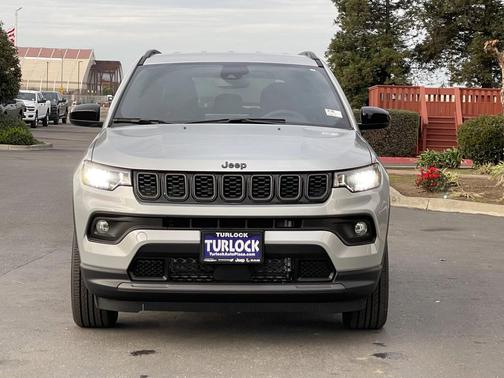 Silver Zynith Metallic Clearcoat 2026 Jeep Compass Latitude