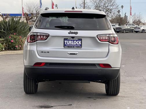 Silver Zynith Metallic Clearcoat 2026 Jeep Compass Latitude