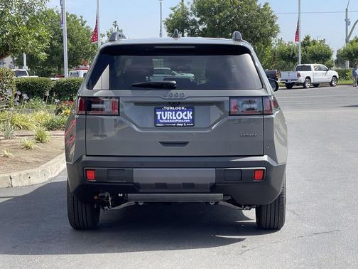 Sting-Gray Clearcoat 2026 Jeep Cherokee Laredo