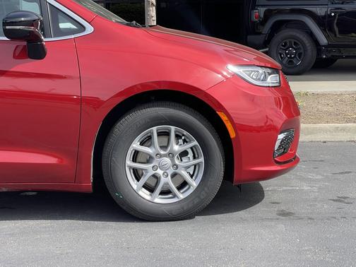 Red Hot Pearlcoat 2026 Chrysler Pacifica L