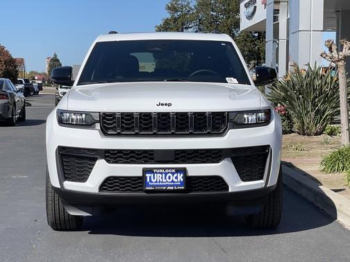 Bright White Clearcoat 2026 Jeep Grand Cherokee Altitude