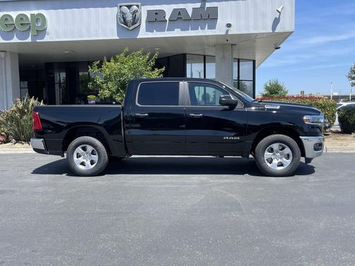Diamond Black Crystal Pearlcoat 2026 RAM 1500 Big Horn/Lone Star