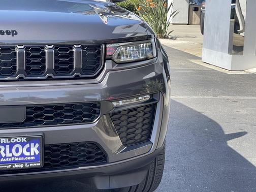 Baltic Gray Metallic Clearcoat 2026 Jeep Grand Cherokee Limited