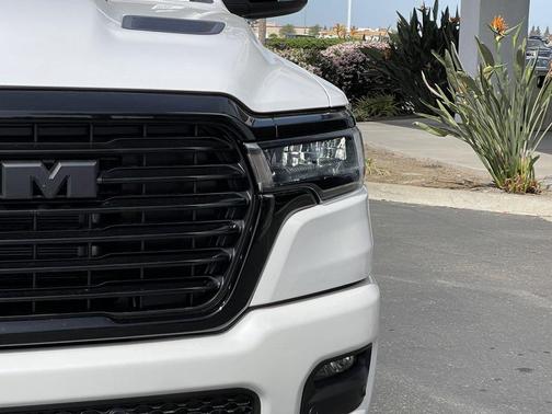 Ivory White Tri-Coat Pearlcoat 2026 RAM 1500 Laramie