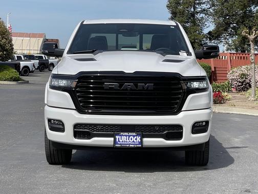 Ivory White Tri-Coat Pearlcoat 2026 RAM 1500 Laramie